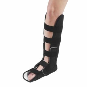 Attelle Pied Cheville EASY BLOCK – MEDISPORT Indications : -Fracture du métatarse, du calcanéum et du péroné -Entorse grave de la cheville -Inflammation du tendon d’Achille -Traitement du pied bot Caractéristiques : -1 attelle de pied -2 renforts latéraux rigides -3 sangles de 3,8 x 31 cm -2 sangles de 3,8 x 22 cm -Modèle bilatéral