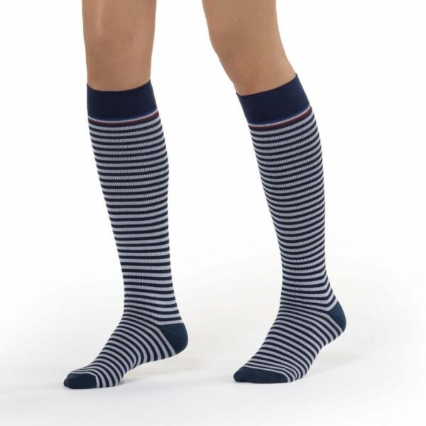 Chaussettes De Contention Femme Classe 2 Une gamme sans dépassement est disponible en magasin, à savoir : La gamme DYNAVEN de la marque SIGVARIS La gamme JOBST de la marque RADIANTE Plusieurs autres modèles et textures de la marque Sigvaris et Radiante sont disponibles en magasin avec dépassements La prise de mesure se réalise en magasin par notre équipe de préférence le matin Classe 3 et possibilité de pied ouvert sur commande uniquement