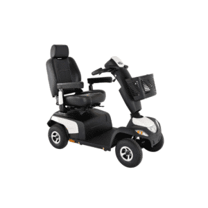 Scooter électrique 4 roues, idéal pour les utilisateurs souhaitant se balader sur de longues distances (54km d’autonomie). Caractéristiques: – Assise pivotante à 360°, réglable en hauteur et en profondeur – 4 Suspensions – Un ordinateur de bord LCD intuitif, affichant l’heure, la température et le compteur kilométrique – Colonne de direction avec guidon ergonomique et frein tambour – Allumage automatique des feux stop – Réduction automatique de la vitesse dans les virages