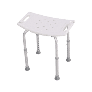 Tabouret de douche réglable en hauteur avec assise percée pour faciliter l’écoulement de l’eau.